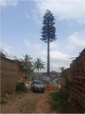 Ενιαίος μεταμφιεσμένος πύργος δέντρων κυττάρων τηλεπικοινωνιών σωλήνων